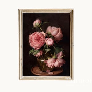 Puede incluir: Pintura enmarcada de naturaleza muerta floral, con un ramo de peon&iacute;as rosas en un jarr&oacute;n de cristal. La obra tiene un fondo oscuro y un marco dorado. Las peon&iacute;as est&aacute;n en plena floraci&oacute;n, con algunos p&eacute;talos cayendo.