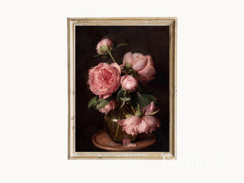 Puede incluir: Pintura enmarcada de naturaleza muerta floral, con un ramo de peon&iacute;as rosas en un jarr&oacute;n de cristal. La obra tiene un fondo oscuro y un marco dorado. Las peon&iacute;as est&aacute;n en plena floraci&oacute;n, con algunos p&eacute;talos cayendo.