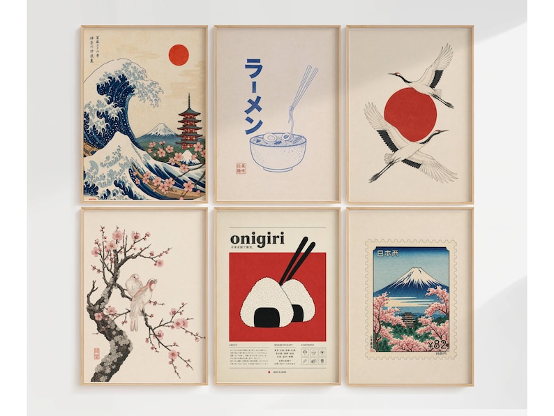 Peut inclure: Un ensemble de six affiches encadr&eacute;es pr&eacute;sentant des illustrations d'inspiration japonaise. La collection comprend une vague avec le mont Fuji, un bol de ramen avec du texte japonais, deux grues, un oiseau sur une branche de cerisier, des onigiri et un timbre.