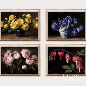 Puede incluir: Cuatro impresiones art&iacute;sticas florales enmarcadas. La parte superior izquierda presenta rosas amarillas en un jarr&oacute;n azul oscuro. La parte superior derecha muestra hortensias azules en un jarr&oacute;n azul y blanco. La parte inferior izquierda tiene peon&iacute;as rosas. La parte inferior derecha tiene corazones sangrantes.