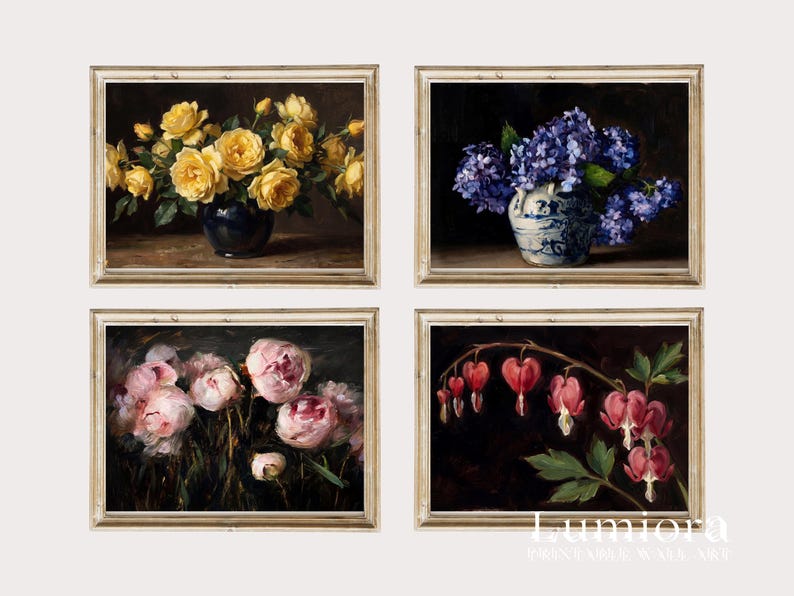 Puede incluir: Cuatro impresiones art&iacute;sticas florales enmarcadas. La parte superior izquierda presenta rosas amarillas en un jarr&oacute;n azul oscuro. La parte superior derecha muestra hortensias azules en un jarr&oacute;n azul y blanco. La parte inferior izquierda tiene peon&iacute;as rosas. La parte inferior derecha tiene corazones sangrantes.