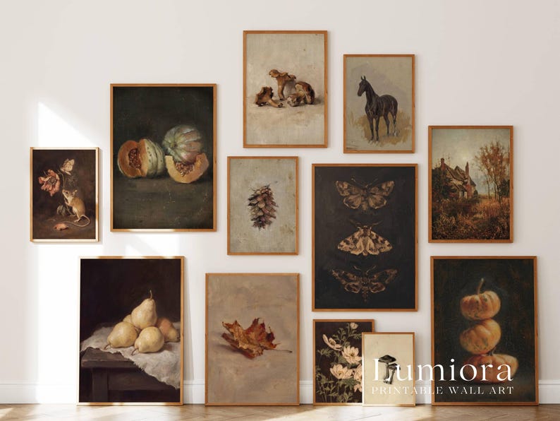 Puede incluir: Una colecci&oacute;n de pared de once l&aacute;minas de arte enmarcadas con bodegones oscuros de calabazas, peras, un rat&oacute;n, un caballo, polillas, una pi&ntilde;a, una hoja, flores y un paisaje, con el texto "lumiora PRINTABLE WALL ART".