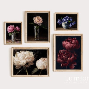 Puede incluir: Conjunto de cinco l&aacute;minas art&iacute;sticas enmarcadas con motivos florales. Las l&aacute;minas muestran peon&iacute;as y hortensias en jarrones, sobre un fondo oscuro. La paleta de colores incluye rosas, blancos y azules. Los marcos son de color madera clara.