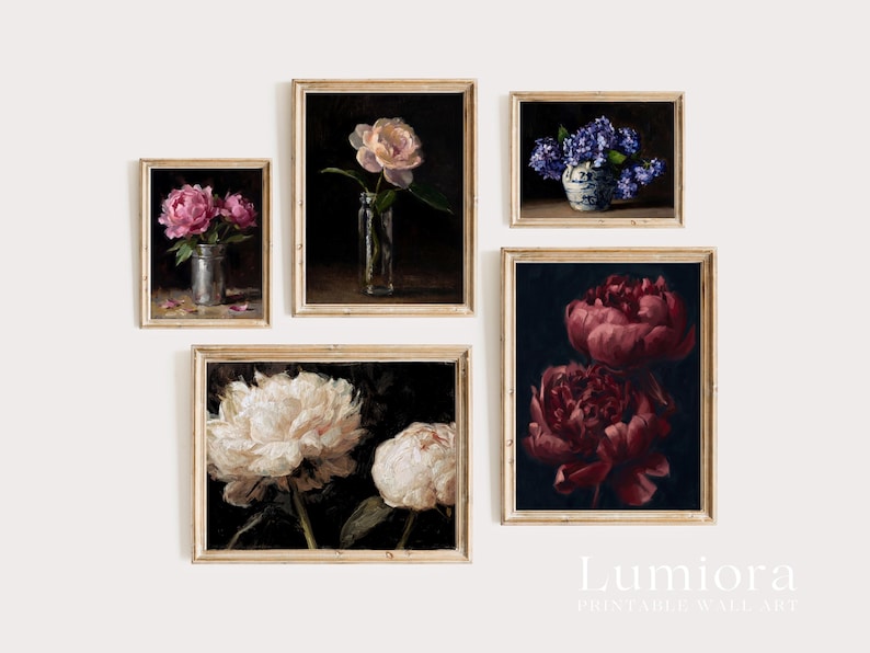 Puede incluir: Conjunto de cinco l&aacute;minas art&iacute;sticas enmarcadas con motivos florales. Las l&aacute;minas muestran peon&iacute;as y hortensias en jarrones, sobre un fondo oscuro. La paleta de colores incluye rosas, blancos y azules. Los marcos son de color madera clara.