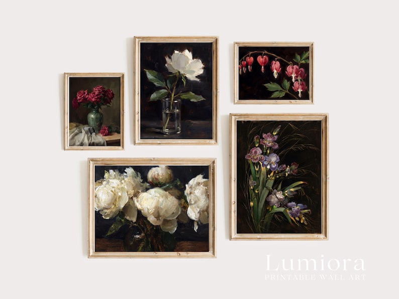 Puede incluir: Una colecci&oacute;n de cinco impresiones art&iacute;sticas florales enmarcadas. Las impresiones presentan varias flores, incluyendo rosas, peon&iacute;as e iris, en un estilo vintage. La paleta de colores incluye tonos de rojo, blanco, morado y verde sobre un fondo oscuro.
