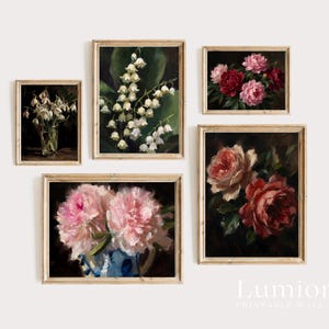 Puede incluir: Un conjunto de cinco impresiones art&iacute;sticas florales enmarcadas. Las impresiones presentan pinturas detalladas de flores, incluyendo lirios de los valles, peon&iacute;as y rosas, en varios arreglos. La paleta de colores incluye tonos de rosa, rojo, blanco y verde sobre fondos oscuros.
