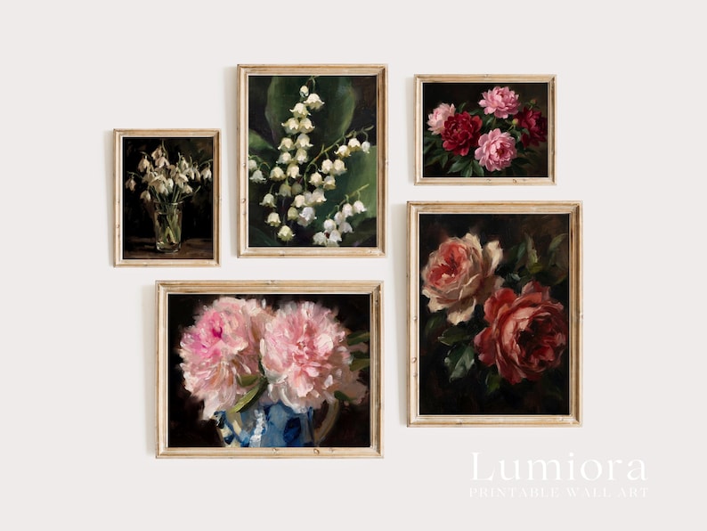 Puede incluir: Un conjunto de cinco impresiones art&iacute;sticas florales enmarcadas. Las impresiones presentan pinturas detalladas de flores, incluyendo lirios de los valles, peon&iacute;as y rosas, en varios arreglos. La paleta de colores incluye tonos de rosa, rojo, blanco y verde sobre fondos oscuros.