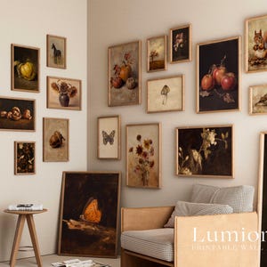 Puede incluir: Una pared de galer&iacute;a con numerosas impresiones en marcos de madera clara, que muestran varias ilustraciones de temas naturales incluyendo una ardilla, p&aacute;jaros, mariposas, flores, calabazas y frutas, con el texto Lumiora Printable Wall Art.