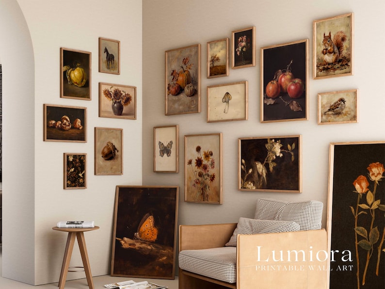 Puede incluir: Una pared de galer&iacute;a con numerosas impresiones en marcos de madera clara, que muestran varias ilustraciones de temas naturales incluyendo una ardilla, p&aacute;jaros, mariposas, flores, calabazas y frutas, con el texto Lumiora Printable Wall Art.
