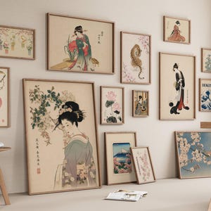 Peut inclure: Un mur de galerie compos&eacute; de plusieurs impressions encadr&eacute;es d'art d'inspiration japonaise, incluant des personnages en v&ecirc;tements traditionnels, un tigre, une fleur de lotus, le mont Fuji, des cerisiers en fleurs et la Grande Vague avec le texte Hokusai.