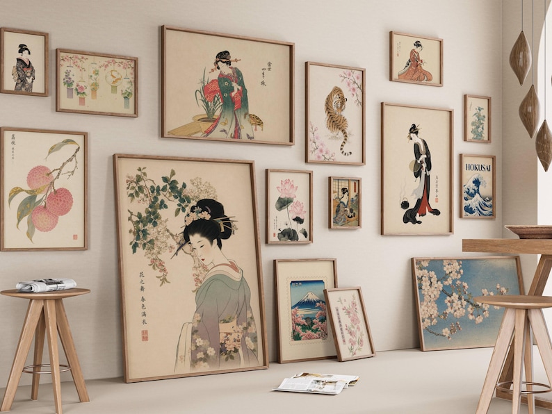 Peut inclure: Un mur de galerie compos&eacute; de plusieurs impressions encadr&eacute;es d'art d'inspiration japonaise, incluant des personnages en v&ecirc;tements traditionnels, un tigre, une fleur de lotus, le mont Fuji, des cerisiers en fleurs et la Grande Vague avec le texte Hokusai.