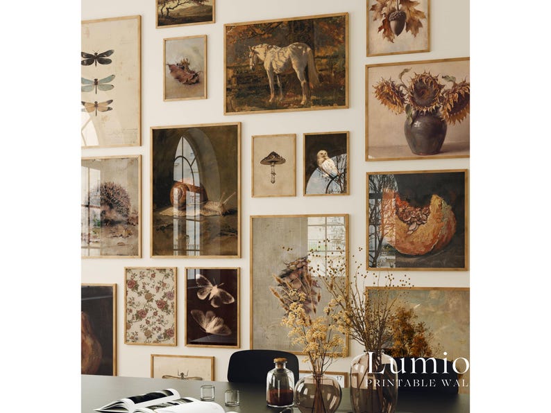 Puede incluir: Una pared de galer&iacute;a con varias l&aacute;minas de arte enmarcadas que incluyen un caballo blanco, girasoles en un jarr&oacute;n, un caracol, un erizo, polillas, una seta, un b&uacute;ho y patrones florales, presentados en marcos de madera delgados.