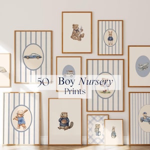 Può includere: Una collezione di stampe artistiche incorniciate con illustrazioni ad acquerello di animali, auto d'epoca, aerei e blocchi alfabetici. Le stampe sono inserite in cornici di legno, alcune con motivi a righe verticali o a quadri blu e bianchi.