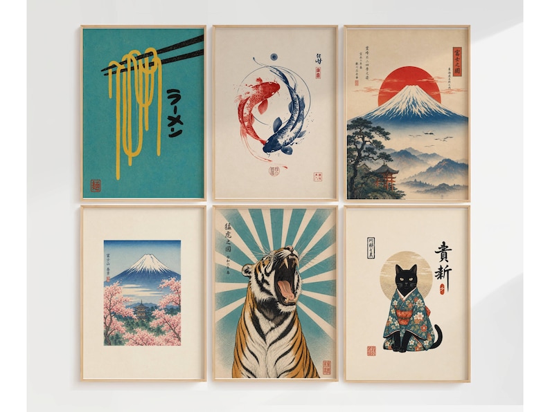 Peut inclure: Un ensemble de six affiches encadr&eacute;es avec des illustrations d'inspiration japonaise : nouilles ramen jaunes sur fond bleu sarcelle, carpes ko&iuml; rouge et bleue, mont Fuji avec soleil rouge, mont Fuji avec cerisiers, tigre rugissant et chat noir en kimono.