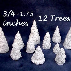 Puede incluir: Doce árboles en miniatura blancos, cada uno con una forma y un tamaño diferentes, que van de 3/4 a 1,75 pulgadas de alto. Los árboles están hechos de un material blanco liso y son perfectos para agregar un toque de invierno a cualquier proyecto artesanal.