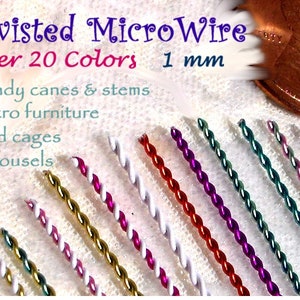 Può includere: MicroWire ritorto in oltre 20 colori, spessore 1 mm. Il filo è mostrato accanto a un centesimo americano per la scala. Il filo è ideale per realizzare bastoncini di zucchero, steli, mobili in miniatura, gabbie per uccelli e giostre.