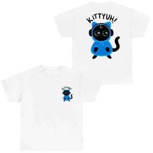 Könnte beinhalten: Weiße T-Shirts mit einer blauen Cartoon-Katze mit Kapuzenpullover und Kopfhörern. Der Text "KITTYUH!" befindet sich auf der Rückseite des T-Shirts und auf der Vorderseite über der Katze. Die Katze hat schwarzes Fell, große Augen und einen schwarzen Schwanz.