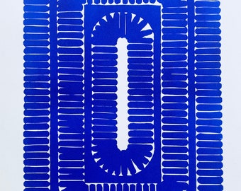 Grand art mural. Linogravure. Gravure minimaliste. Bleu Outremer + Blanc. Décoration intérieure : « LOOM 4 » Taille d’impression 21 » x 15 » non encadré.