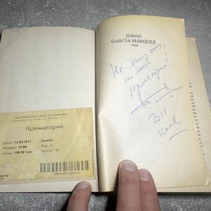 Signerad bok "Hundra år av ensamhet" – Autograf från krematoriet och konsertbiljett