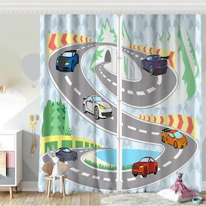 Könnte beinhalten: Vorhänge mit einem verspielten Rennstrecken-Design, das Cartoon-Autos in leuchtenden Farben zeigt. Der hellblaue Hintergrund zeigt grüne Bäume und einen Tunnel. Die Autos sind in Blau, Weiß, Orange, Rot und Lila dargestellt.