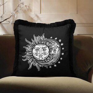 Funda de almohada con flecos de sol y luna, funda de cojín estilo boho celestial, cojín decorativo con borlas negras, decoración astrológica de soles, cojines góticos para sofá.