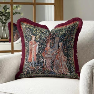 Kussensloop middeleeuws tapijt, kussen renaissancemuziekscène, sierkussen bordeauxrood omzoomd, decor Royal Toile de Jouy, vintage tapijtetui