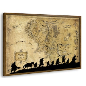 Puede incluir: Un mapa enmarcado de la Tierra Media, con un fondo vintage tipo pergamino. El mapa detalla el mundo ficticio con características geográficas y texto. Una silueta negra de personajes camina por la parte inferior. El marco es de madera marrón oscuro.