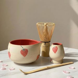 Juego de cuencos de matcha de fresa pintados a mano con soporte para batidor / Katakuchi de cerámica con boquilla de 24 oz / Bonita decoración de cocina