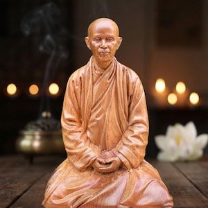 Figurka mnicha zen inspirowana Thich Nhat Hanh, wysokość 14,7 cm, kasztanowy brąz, dekoracja ołtarza domowego i półki
