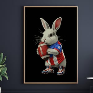Könnte beinhalten: Gerahmter Druck eines weißen Kaninchens in einem rot-weiß-blauen Trikot und Turnschuhen, das einen Football hält. Das Kaninchen hat lange Ohren und ist vor schwarzem Hintergrund.