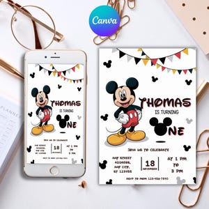 Puede incluir: Una invitación de cumpleaños con Mickey Mouse. La invitación es blanca con siluetas negras de Mickey Mouse y una imagen de dibujos animados de Mickey Mouse. El texto dice "Thomas cumple un año" con detalles del evento.
