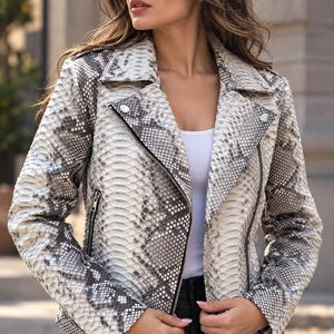Veste en cuir blanc et gris effet serpent, blouson de motard court, style rock vintage