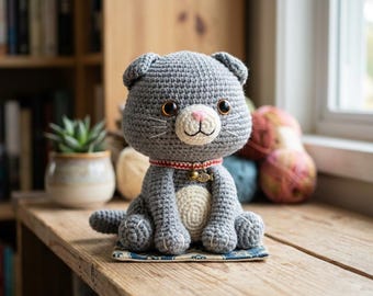 Katzen Häkelanleitung, Amigurumi Kitty Anleitung, anfängerfreundliche graue Plüschkatze, Kuscheltier Häkelanleitung, Sitzende Katze mit Fisch Anhänger