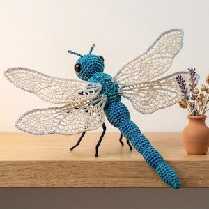 Schema per libellula all'uncinetto in PDF, tutorial per insetto amigurumi realistico, schema per ali di pizzo all'uncinetto, tutorial per libellula turchese, ornamento in fibra