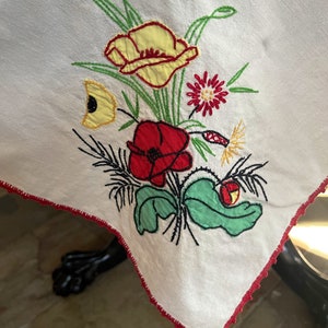 Vintage 50s tablecloth hand embroidered and appliqués great condition 47x53”
