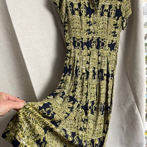 Novelty print dress cold rayon 1940s fab condition 28” waist