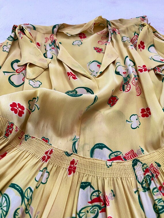 Vintage novelty print 1940s light yellow sleevele… - image 9