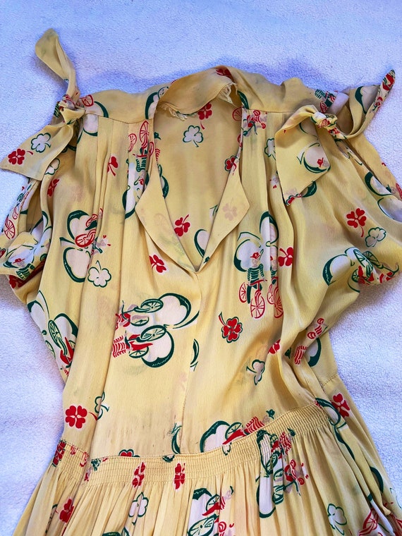 Vintage novelty print 1940s light yellow sleevele… - image 2