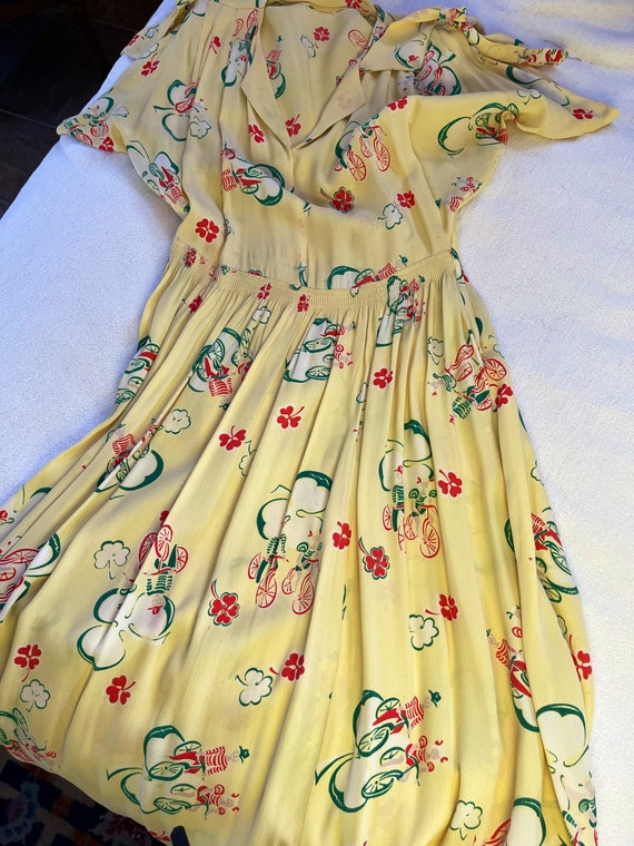 Vintage novelty print 1940s light yellow sleevele… - image 1