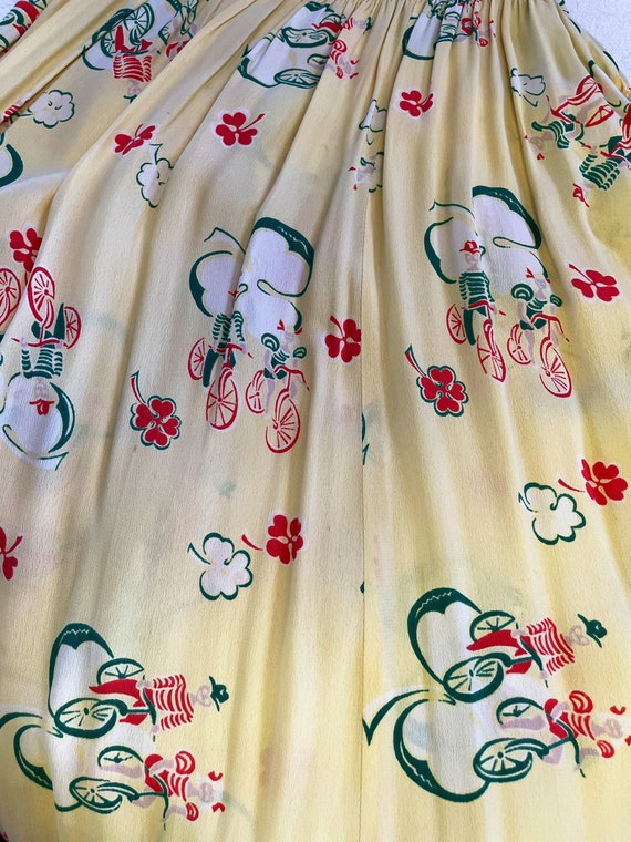 Vintage novelty print 1940s light yellow sleevele… - image 3