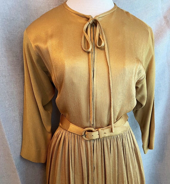 1940s dressing gown size small gold glamour vinta… - image 1