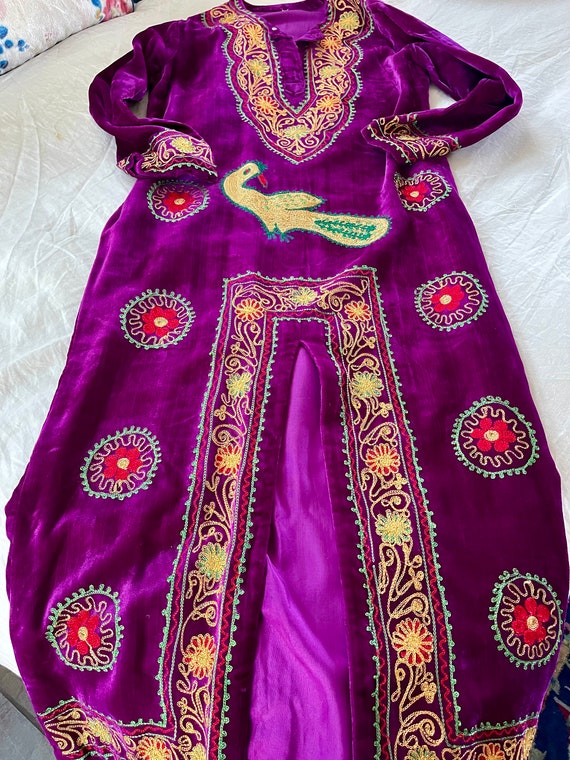 Rare 70s womans embroidered caftan purple velvet f