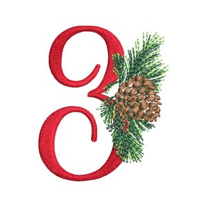 Puede incluir: Letra "Q" roja bordada con una ramita de agujas de pino y una piña marrón. El diseño presenta costuras detalladas, creando una apariencia texturizada. El diseño festivo es adecuado para manualidades y decoraciones temáticas navideñas.