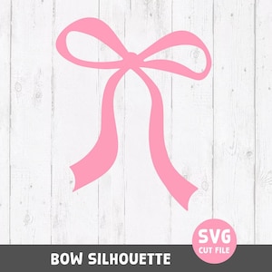 Könnte beinhalten: Eine hellrosa grafische Illustration einer Schleife mit zwei langen, herabhängenden Bändern. In der unteren rechten Ecke befindet sich ein rosa kreisförmiges Abzeichen mit dem weißen Text SVG CUT FILE und unten der Text BOW SILHOUETTE.