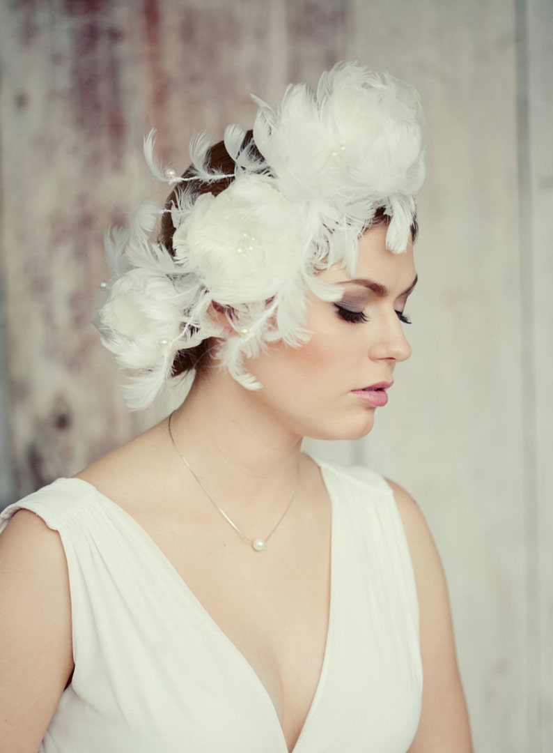 Bridal flower fascinator White feather and and pearls bridal hair piece Vintage style bridal veil bride to be accessories flower