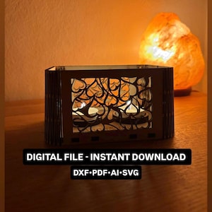 Könnte beinhalten: Ein rechteckiger Holz-Laternenhalter mit einem herzförmigen Ausschnittmuster. Die Laterne wird von innen beleuchtet und erzeugt einen warmen Schein. Der Text "DIGITAL FILE - INSTANT DOWNLOAD" und "DXF•PDF•AI•SVG" ist zu sehen.