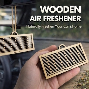 Könnte beinhalten: Zwei Lufterfrischer aus Holz werden gezeigt. Die rechteckigen Erfrischer haben eine Reihe horizontaler Schlitze und eine kleine Schlaufe zum Aufhängen. Der Text "WOODEN AIR FRESHENER" und "Naturally Freshen Your Car & Home" sind sichtbar.