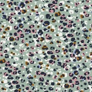 Può includere: Un motivo ripetuto di macchie di leopardo astratte in blu navy, rosa, marrone, bianco e azzurro su uno sfondo verde tenue. Il design è una ripetizione senza soluzione di continuità, adatta per tessuto o carta da parati.