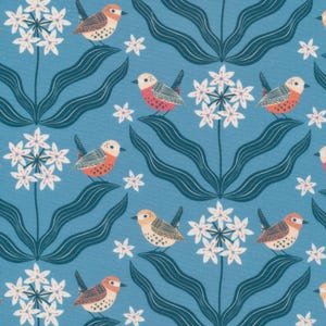 Könnte beinhalten: Ein sich wiederholendes Muster auf blauem Grund zeigt stilisierte Vögel mit orangefarbenen und braunen Markierungen, die auf dunkelgrünen Blättern sitzen. Weiße sternförmige Blüten sind im Design verstreut und schaffen ein von der Natur inspiriertes Textilmuster.