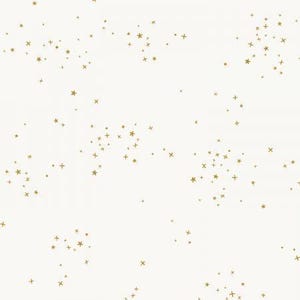 Può includere: Sfondo bianco sporco con un motivo ripetuto di piccole stelle dorate e disegni a forma di croce. Le stelle e le croci sono sparse sulla superficie, creando un'estetica celeste o festosa. Il design è semplice ed elegante.